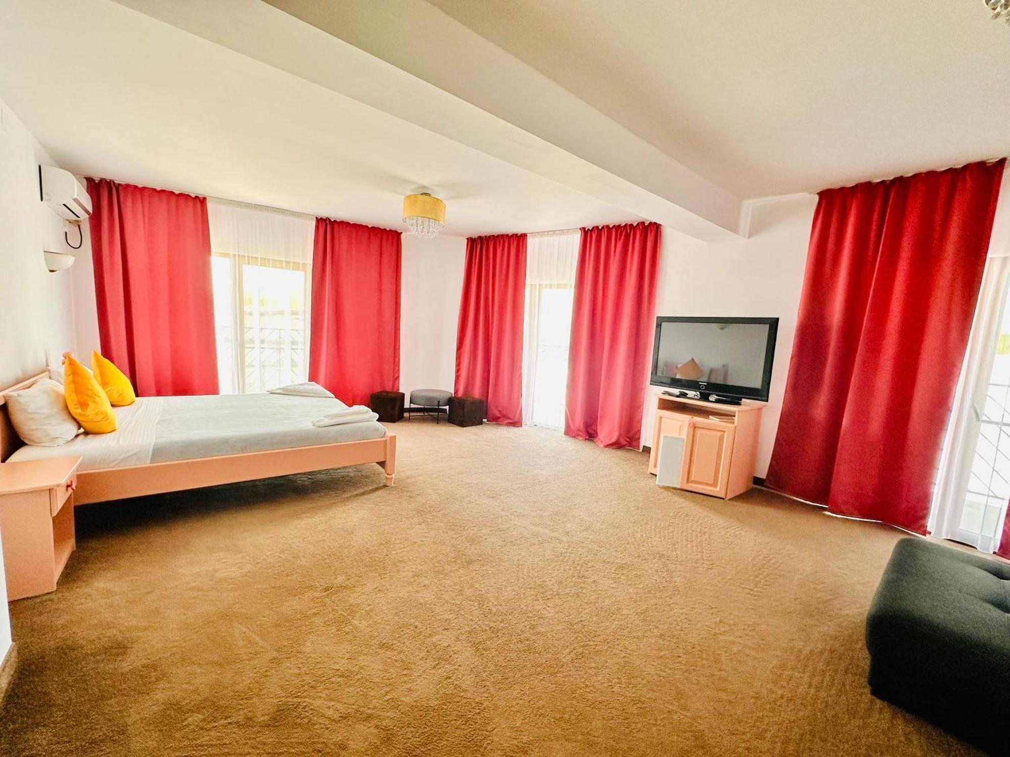 Pensiunea Fabian Hotel จูรีลอฟกา ภายนอก รูปภาพ